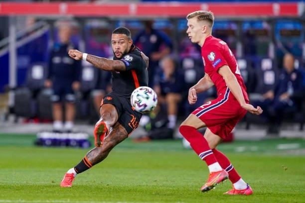 Memphis Depay of the Netherlands, Marcus Holmgren Pedersen of Norway during the World Cup Qualifier match between Norway and Netherlands at Ullevaal...