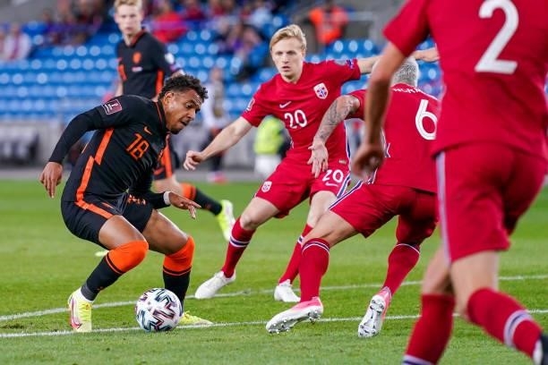 Donyell Malen of the Netherlands, Mats Moller Daehli of Norway, Mathias Normann of Norway during the World Cup Qualifier match between Norway and...