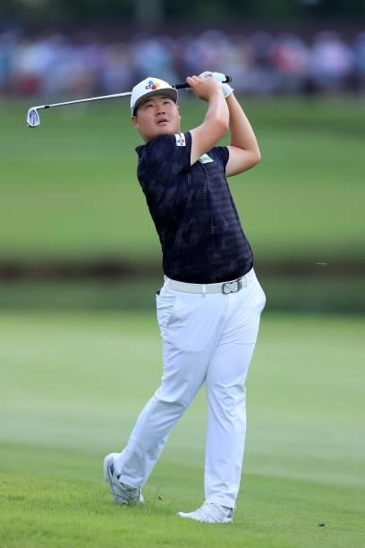 Sungjae Im of South Korea plays a shot on the eighth hole during the first round of the TOUR Championship at East Lake Golf Club on September 02,...