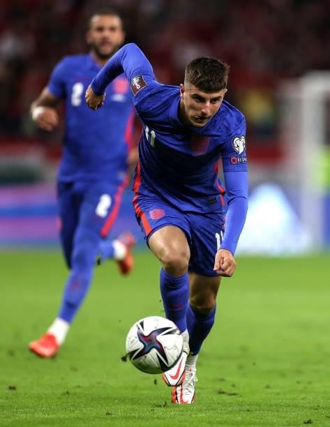 Mason Mount of England runs with the ball during the 2022 FIFA World Cup Qualifier match between Hungary and England at Stadium Puskas Ferenc on...