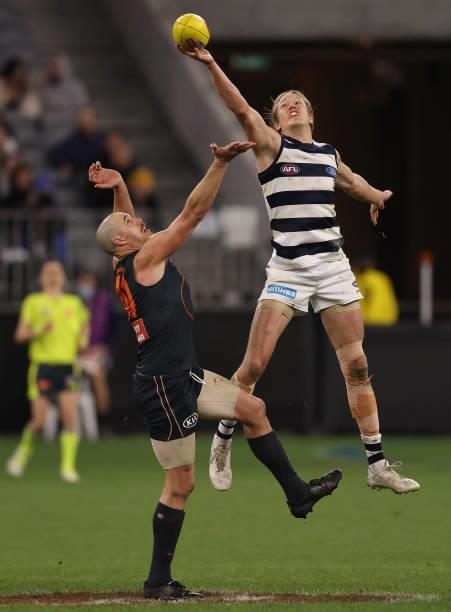 Shane Mumford of the Giants and Rhys Stanley of the Cats compete in the ruck during the AFL First Elimination Final match between Geelong Cats and...