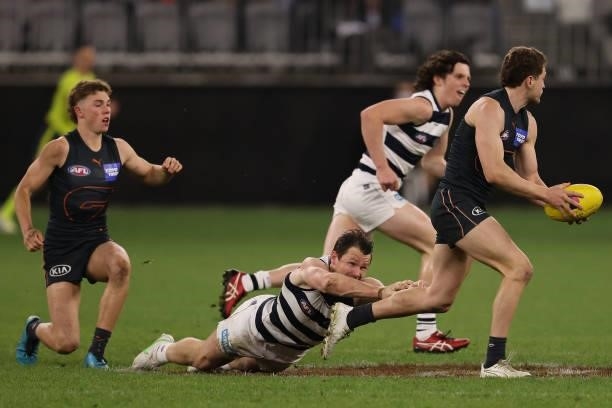 Patrick Dangerfield of the Cats attempts to tackle Jacob Hopper of the Giants during the AFL First Elimination Final match between Geelong Cats and...