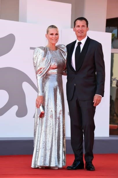 Molly Sims and Scott Stuber attend the red carpet of the movie "The Power Of The Dog