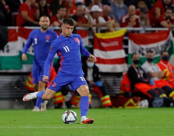 Mason Mount of England passes the ball during the FIFA World Cup 2022 Qatar qualifying match between Hungary and England at Puskas Arena on September...