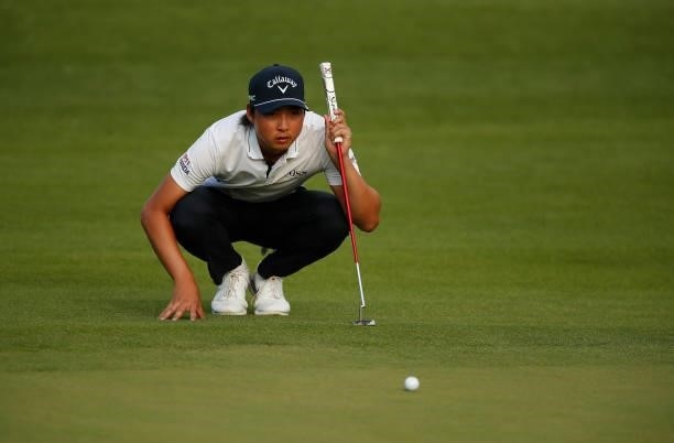 Min Woo Lee of Australia lines up a putt on the 18th hole during Day Two of The Italian Open at Marco Simone Golf Club on September 03, 2021 in Rome,...