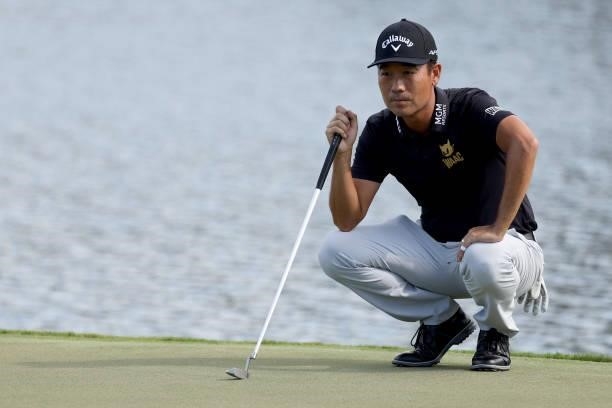 Kevin Na lines up a putt on the 15th green during the second round of the TOUR Championship at East Lake Golf Club on September 03, 2021 in Atlanta,...