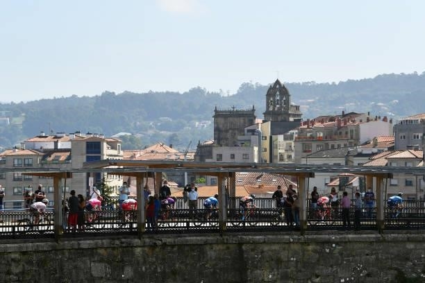 General view of the peloton passing through Pontevedra city during the 76th Tour of Spain 2021, Stage 20 a 202,2km km stage from Sanxenxo to Mos....