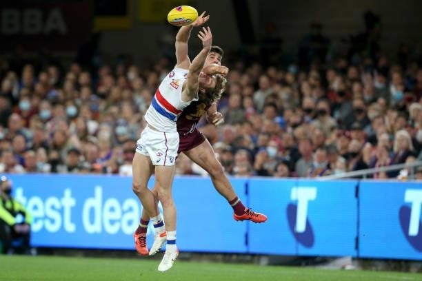 Aaron Naughton of the Bulldogs marks the ball during the AFL 1st Semi Final match between Brisbane Lions and the Western Bulldogs at The Gabba on...