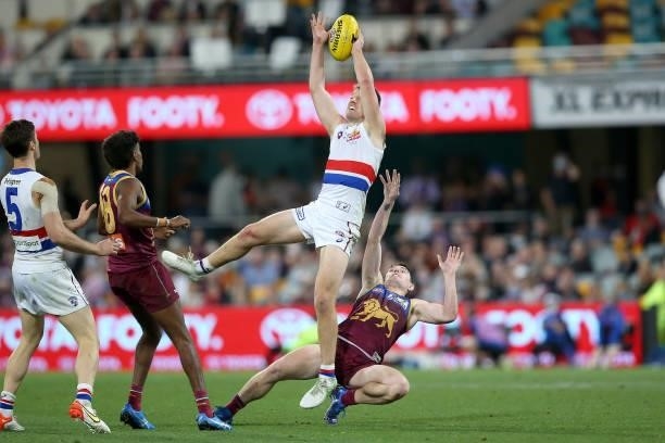 Bailey Smith of the Bulldogs marks the ball during the AFL 1st Semi Final match between Brisbane Lions and the Western Bulldogs at The Gabba on...