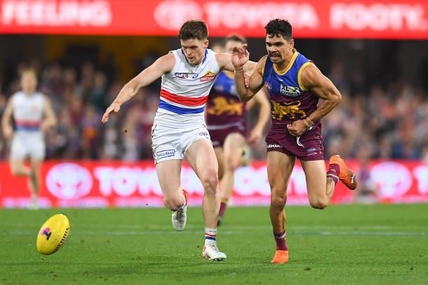 Taylor Duryea of the Bulldogs and Charlie Cameron of the Lions compete for the ball during the AFL 1st Semi Final match between the Brisbane Lions...