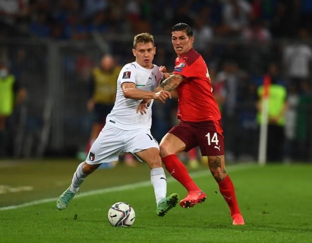 Nicolo Barella of Italy competes for the ball with Steven Zuber of Switzerland during the 2022 FIFA World Cup Qualifier match between Switzerland and...