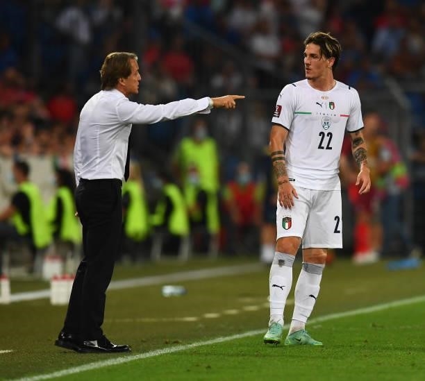 Head coach of Italy Roberto Mancini speak with Nicolo Zaniolo of Italy during the 2022 FIFA World Cup Qualifier match between Switzerland and Italy...