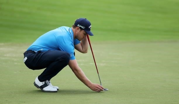Oliver Fisher of England lines up a putt on the 18th green during Day One of The BMW PGA Championship at Wentworth Golf Club on September 09, 2021 in...