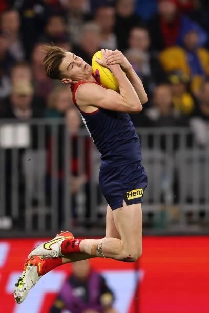 Bayley Fritsch of the Demons marks the ball during the AFL First Preliminary Final match between the Melbourne Demons and Geelong Cats at Optus...
