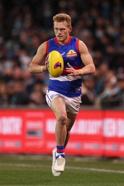 Adam Treloar of the Bulldogs runs down the wing during the AFL Second Preliminary Final match between Port Adelaide Power and Western Bulldogs at...