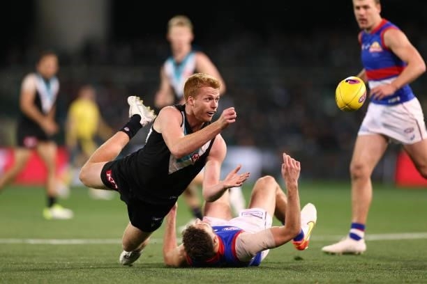 Willem Drew of the Power handballs during the AFL Second Preliminary Final match between Port Adelaide Power and Western Bulldogs at Adelaide Oval on...