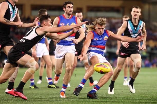 Bailey Smith of the Bulldogs kicks during the AFL Second Preliminary Final match between Port Adelaide Power and Western Bulldogs at Adelaide Oval on...
