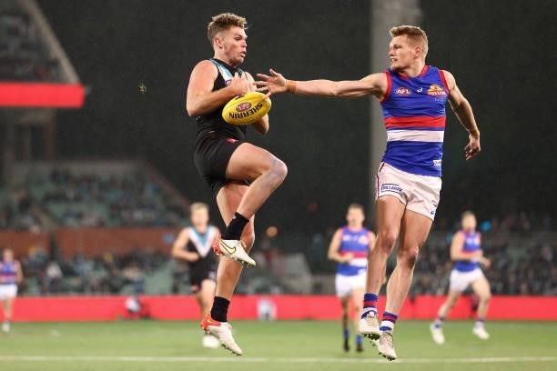 Dan Houston of the Power marks infront of Adam Treloar of the Bulldogs during the AFL Second Preliminary Final match between Port Adelaide Power and...