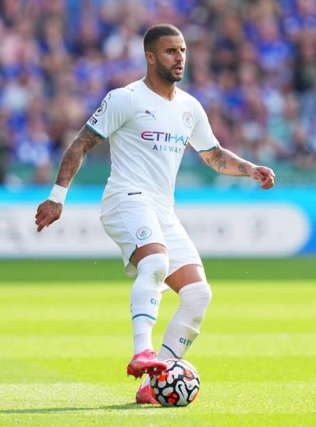 Kyle Walker of Mancheste City runs with the ball during the Premier League match between Leicester City and Manchester City at The King Power Stadium...