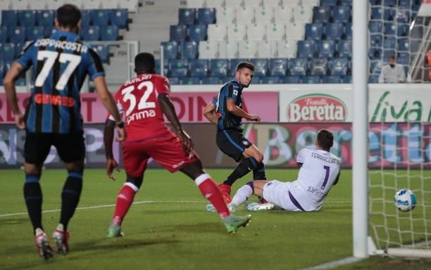 Berat Djmsiti of Atalanta BC scores his goal that will be disallowed from VAR during the Serie A match between Atalanta BC and ACF Fiorentina at...