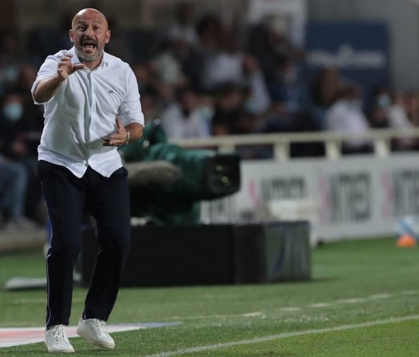 Fiorentina coach Vincenzo Italiano issues instructions to his players during the Serie A match between Atalanta BC and ACF Fiorentina at Gewiss...