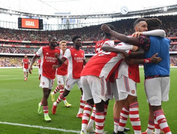 Pierre-Emerick celebrates scoring the Arsenal goal with Nuno Tavares Ainsley Maitland-Niles, Thomas Partey, Bukayo Saka and Nicolas Pepe during the...