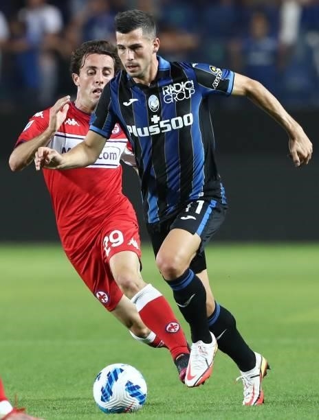 Remo Freuler of Atalanta BC competes for the ball with Alvaro Odriozola of ACF Fiorentina during the Serie A match between Atalanta BC and ACF...