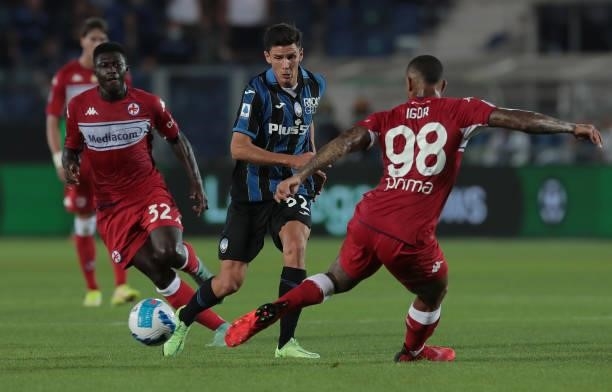 Matteo Pessina of Atalanta BC is challenged by Igor of ACF Fiorentina during the Serie A match between Atalanta BC and ACF Fiorentina at Gewiss...