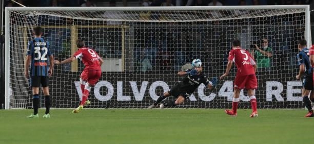 Dusan Vlahovic of ACF Fiorentina scores the second goal of his team via penalty kick during the Serie A match between Atalanta BC and ACF Fiorentina...