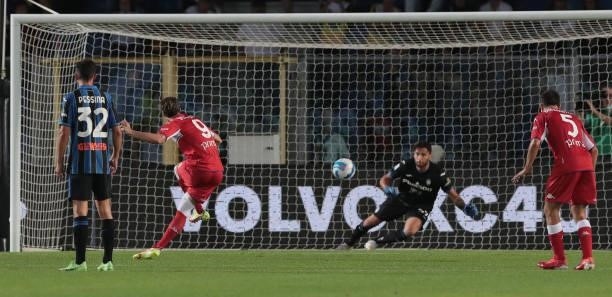 Dusan Vlahovic of ACF Fiorentina scores the second goal of his team via penalty kick during the Serie A match between Atalanta BC and ACF Fiorentina...