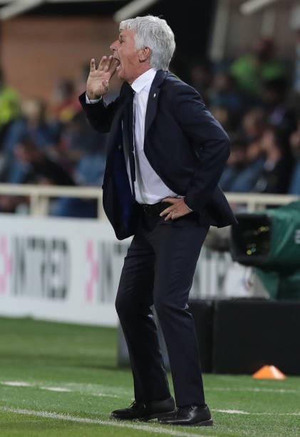 Atalanta BC coach Gian Piero Gasperini issues instructions to his players during the Serie A match between Atalanta BC and ACF Fiorentina at Gewiss...