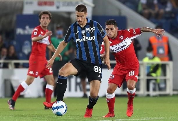 Mario Pasalic of Atalanta BC competes for the ball with Lucas Torreira of ACF Fiorentina during the Serie A match between Atalanta BC and ACF...
