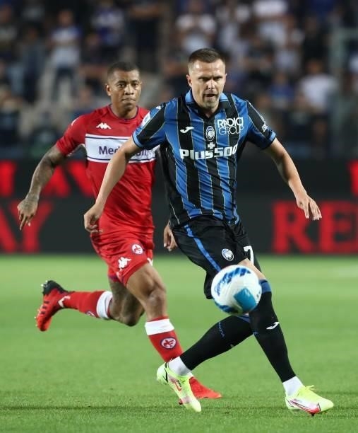 Josip Ilicic of Atalanta BC is challenged by Igor of ACF Fiorentina during the Serie A match between Atalanta BC and ACF Fiorentina at Gewiss Stadium...