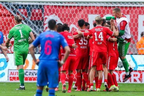 Players of FC Twente celebrating the win during the Dutch Eredivisie match between FC Twente and FC Utrecht at Grolsch Veste on September 11, 2021 in...