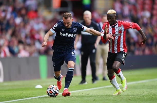 Vladimir Coufal of West Ham United breaks past Moussa Djenepo of Southampton United during the Premier League match between Southampton and West Ham...