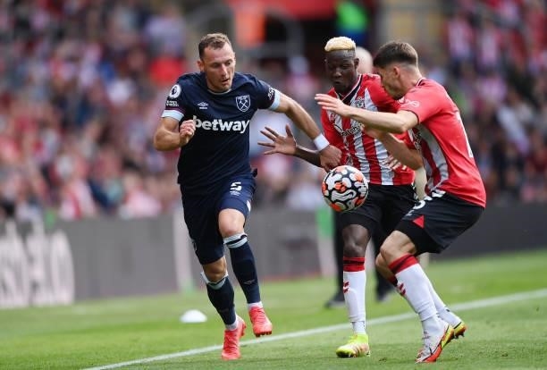 Vladimir Coufal of West Ham United breaks past Romain Perraud and Moussa Djenepo of Southampton United during the Premier League match between...