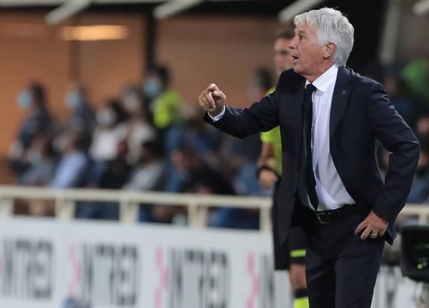 Atalanta BC coach Gian Piero Gasperini issues instructions to his players during the Serie A match between Atalanta BC and ACF Fiorentina at Gewiss...