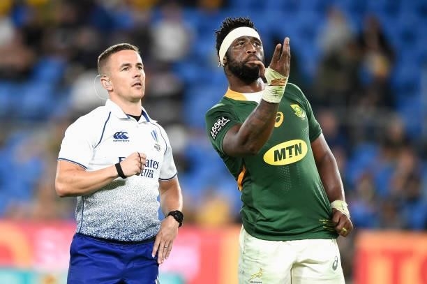 Referee Luke Pearce talks to Siya Kolisi of the Springboks during the Rugby Championship match between the South Africa Springboks and the Australian...