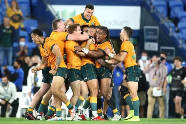 The Wallabies celebrate winning the Rugby Championship match between the South Africa Springboks and the Australian Wallabies at Cbus Super Stadium...