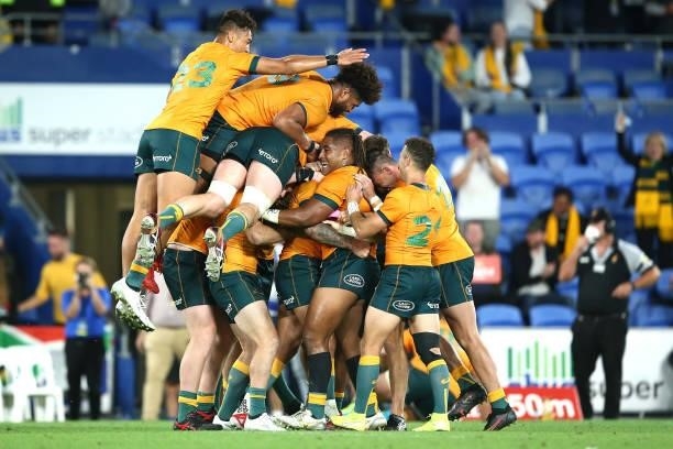 The Wallabies celebrate winning the Rugby Championship match between the South Africa Springboks and the Australian Wallabies at Cbus Super Stadium...