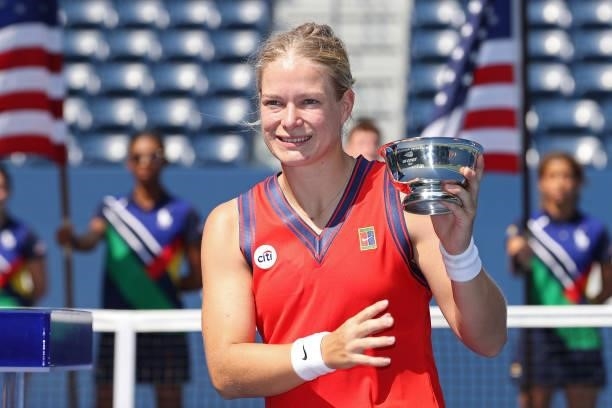 Diede de Groot of the Netherlands celebrates with the championship trophy after defeating Yui Kamiji of Japan and completing the 'Golden Slam' during...