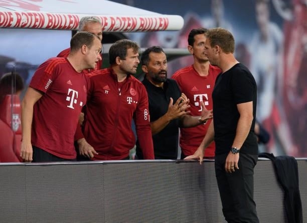 Head coach Julian Nagelsmann of FC Bayern München and Hasan Salihamidzic, Sporting Director of FC Bayern München discuss with their staff during the...