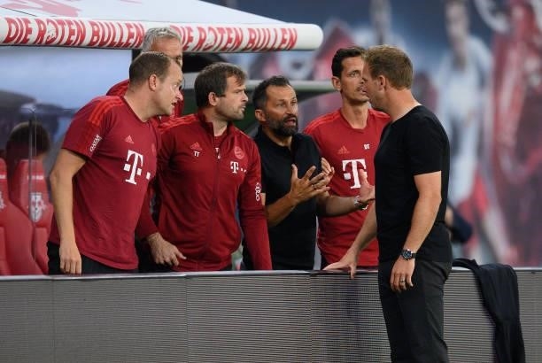 Head coach Julian Nagelsmann of FC Bayern München and Hasan Salihamidzic, Sporting Director of FC Bayern München discuss with their staff during the...