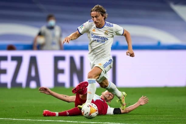 Luka Modric of Real Madrid battle for the ball with Thiago Galhardo of RC Celta during the La Liga Santader match between Real Madrid CF and RC Celta...