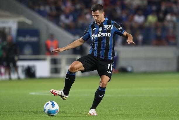 Remo Freuler of Atalanta BC in action during the Serie A match between Atalanta BC and ACF Fiorentina at Gewiss Stadium on September 11, 2021 in...