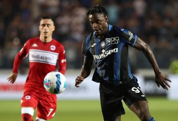 Duvan Zapata of Atalanta BC in action during the Serie A match between Atalanta BC and ACF Fiorentina at Gewiss Stadium on September 11, 2021 in...