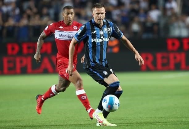 Josip Ilicic of Atalanta BC is challenged by Igor of ACF Fiorentina during the Serie A match between Atalanta BC and ACF Fiorentina at Gewiss Stadium...