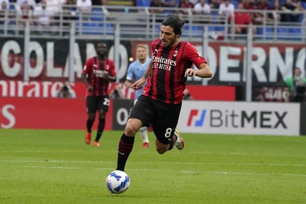 SAndro Tonali of AC Milan in action during the Serie A match between AC Milan and SS Lazio at Stadio Giuseppe Meazza on September 12, 2021 in Milan,...