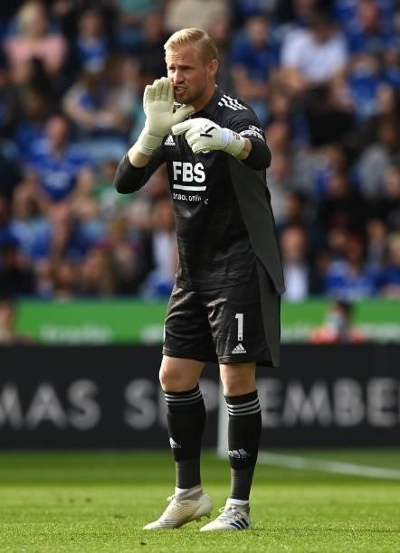 Kasper Schmeichel of Leicester City organises the wall during the Premier League match between Leicester City and Manchester City at The King Power...