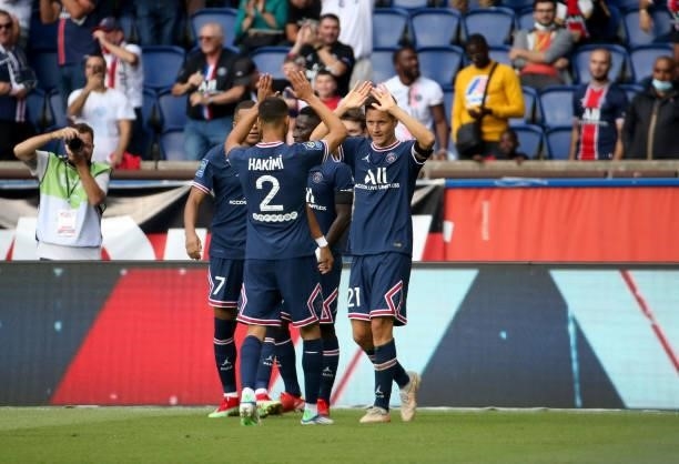 Ander Herrera of PSG celebrates his goal with teammates during the Ligue 1 Uber Eats match between Paris Saint-Germain and Clermont Foot 63 at Parc...
